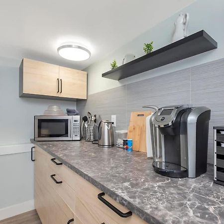 Quaint 1 Bedroom Lower Suite In Victoria, Bc 외부 사진