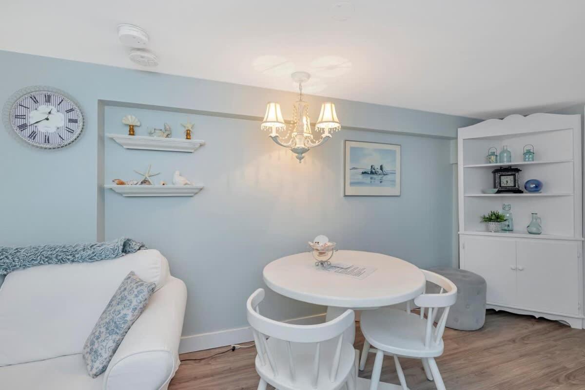Quaint 1 Bedroom Lower Suite In Victoria, Bc 외부 사진