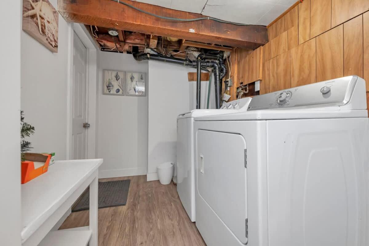 Quaint 1 Bedroom Lower Suite In Victoria, Bc 외부 사진