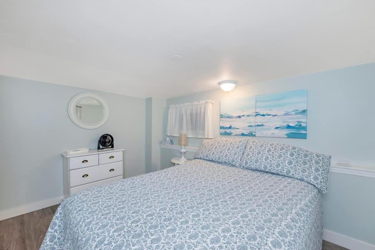 Quaint 1 Bedroom Lower Suite In Victoria, Bc 외부 사진