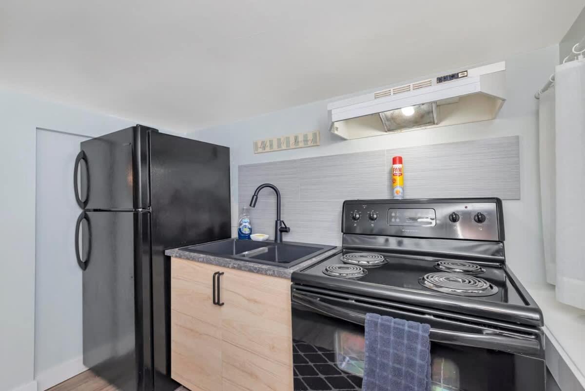 Quaint 1 Bedroom Lower Suite In Victoria, Bc 외부 사진