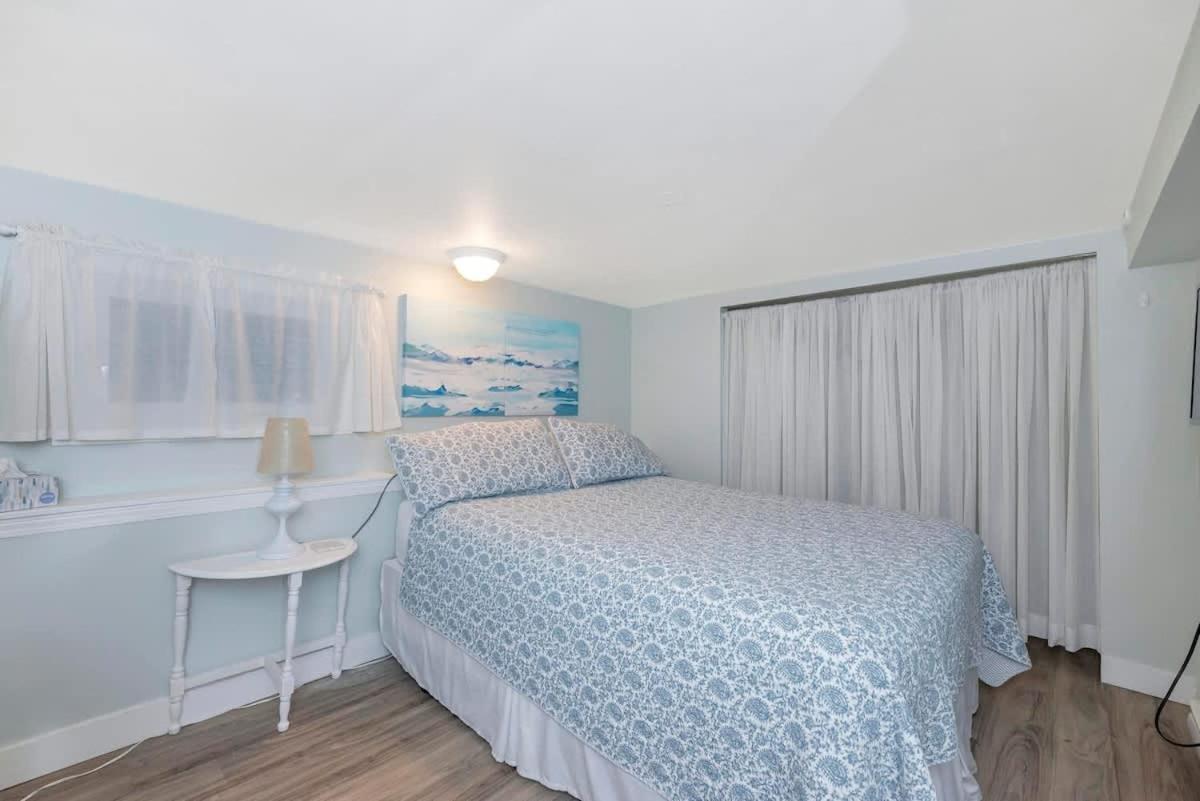 Quaint 1 Bedroom Lower Suite In Victoria, Bc 외부 사진