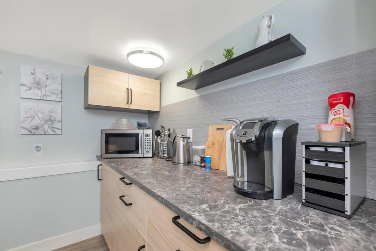 Quaint 1 Bedroom Lower Suite In Victoria, Bc 외부 사진