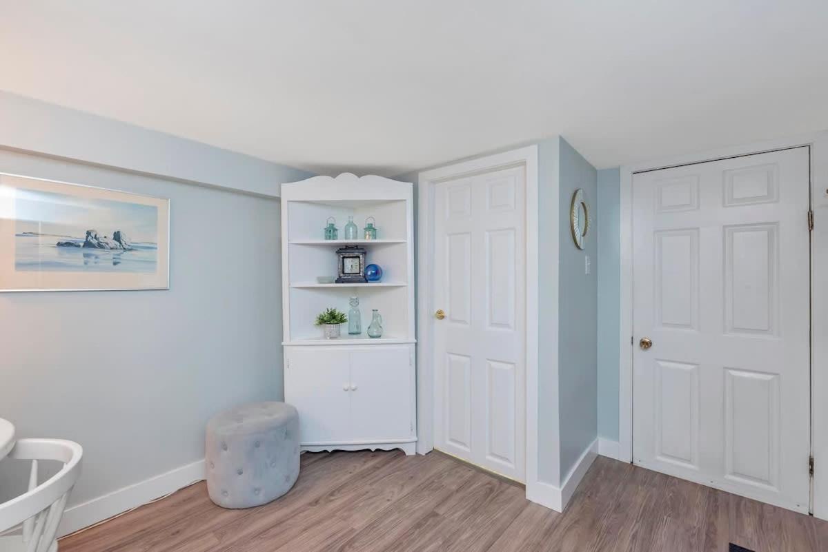 Quaint 1 Bedroom Lower Suite In Victoria, Bc 외부 사진