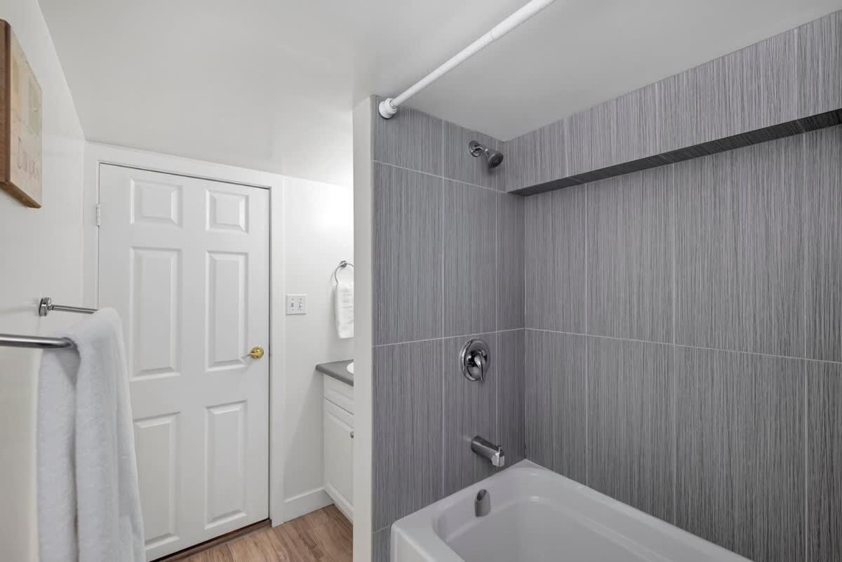 Quaint 1 Bedroom Lower Suite In Victoria, Bc 외부 사진