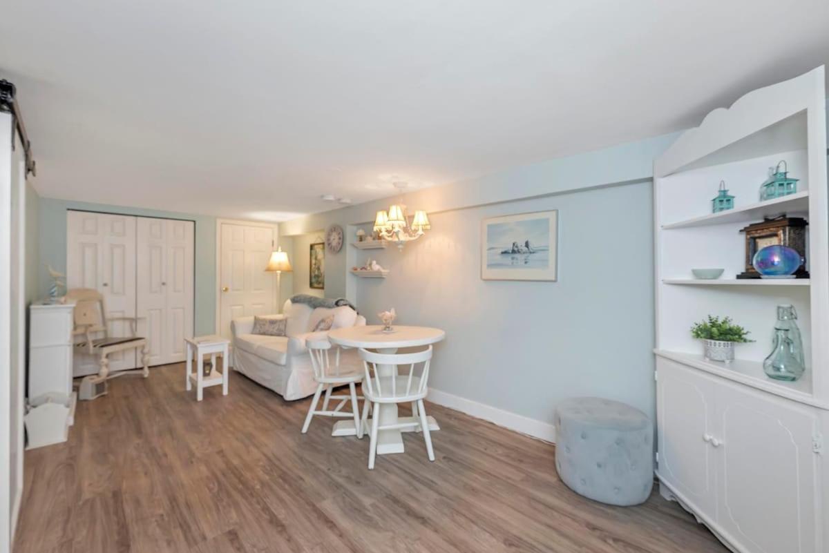 Quaint 1 Bedroom Lower Suite In Victoria, Bc 외부 사진