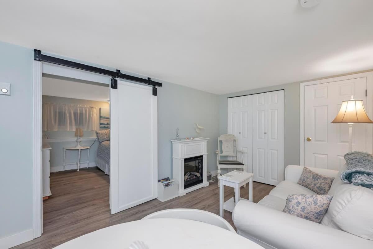 Quaint 1 Bedroom Lower Suite In Victoria, Bc 외부 사진