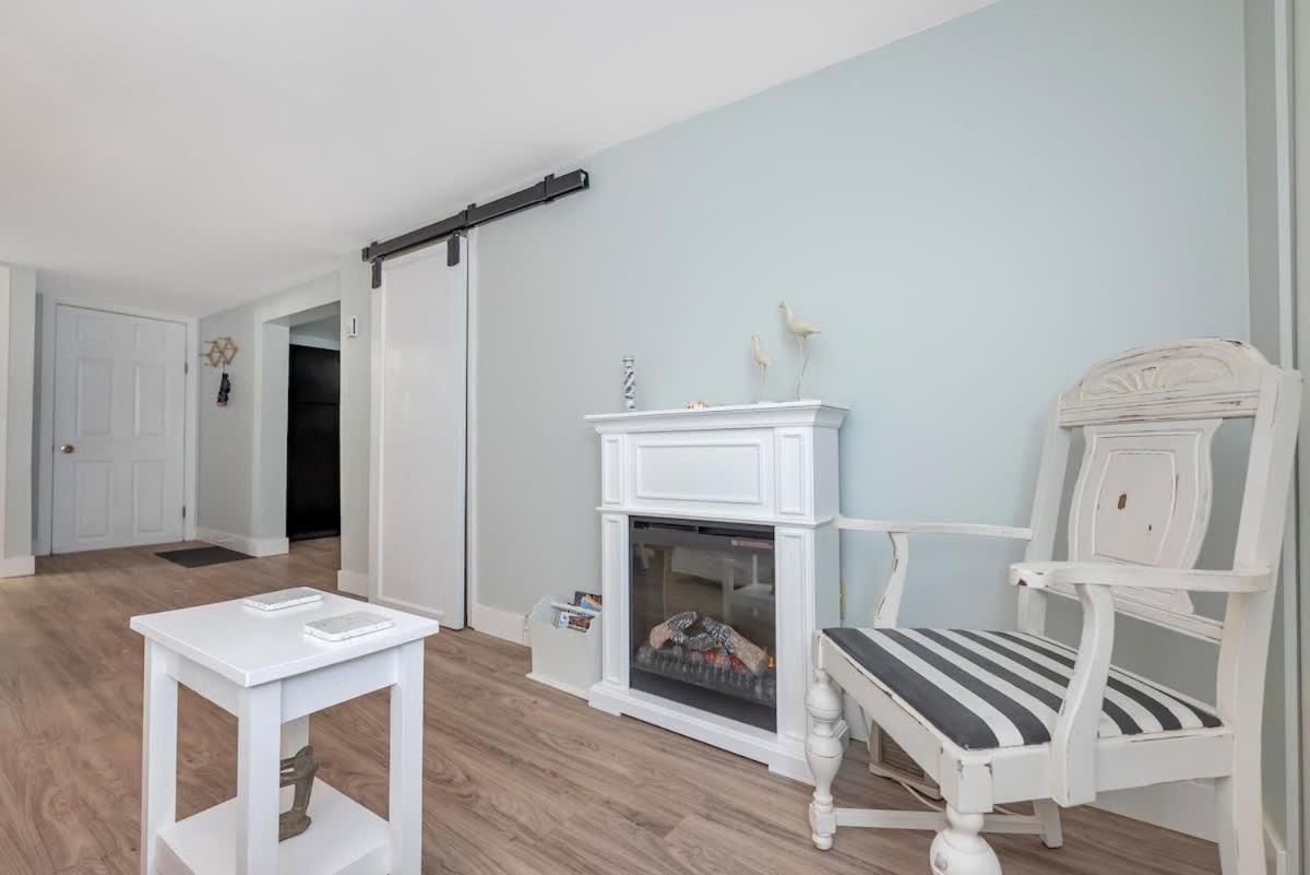 Quaint 1 Bedroom Lower Suite In Victoria, Bc 외부 사진