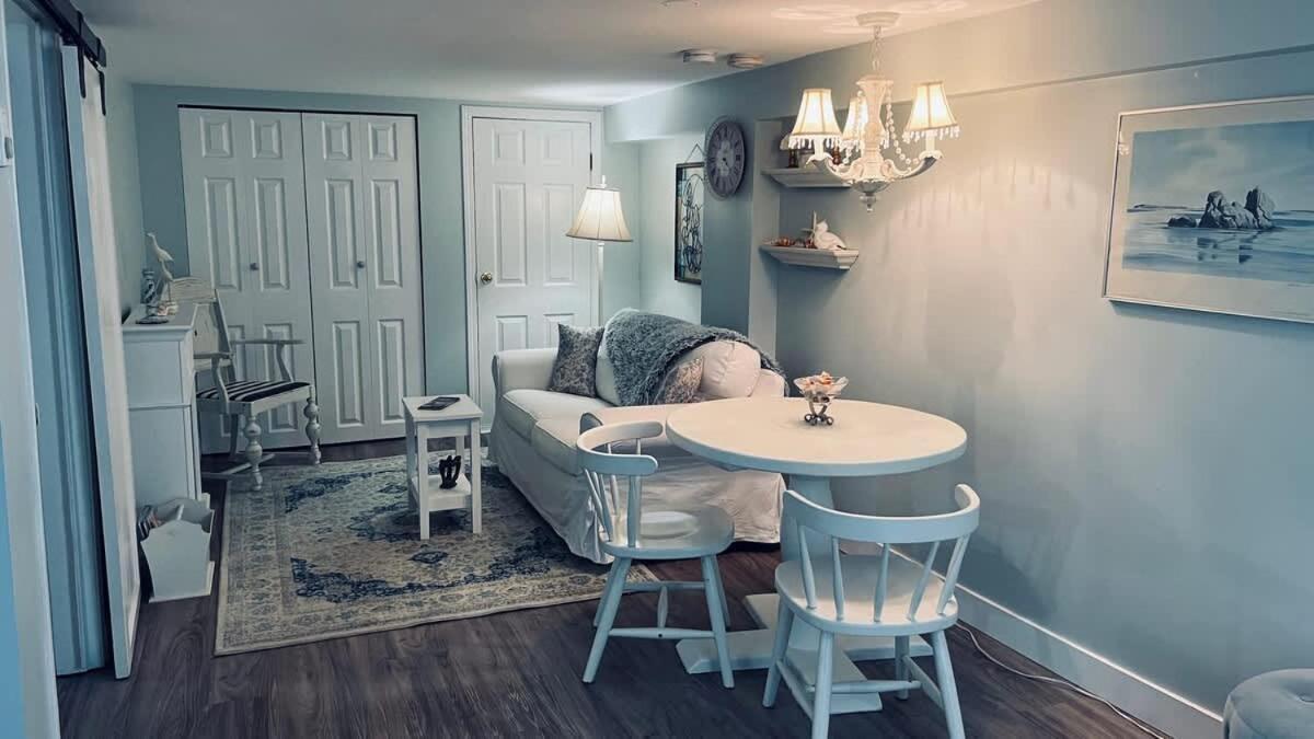 Quaint 1 Bedroom Lower Suite In Victoria, Bc 외부 사진