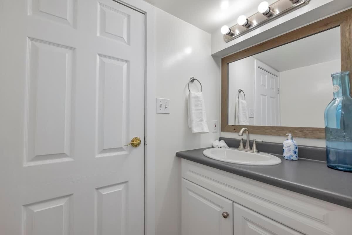 Quaint 1 Bedroom Lower Suite In Victoria, Bc 외부 사진