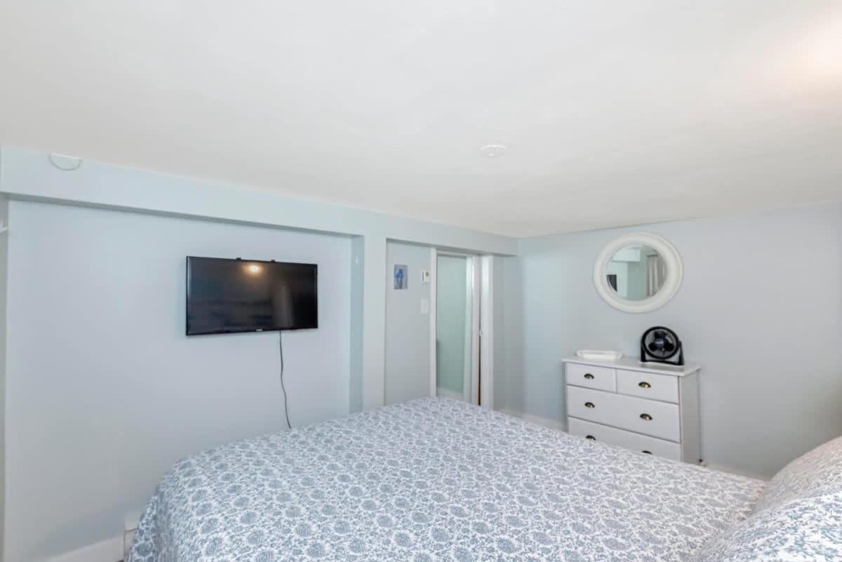 Quaint 1 Bedroom Lower Suite In Victoria, Bc 외부 사진