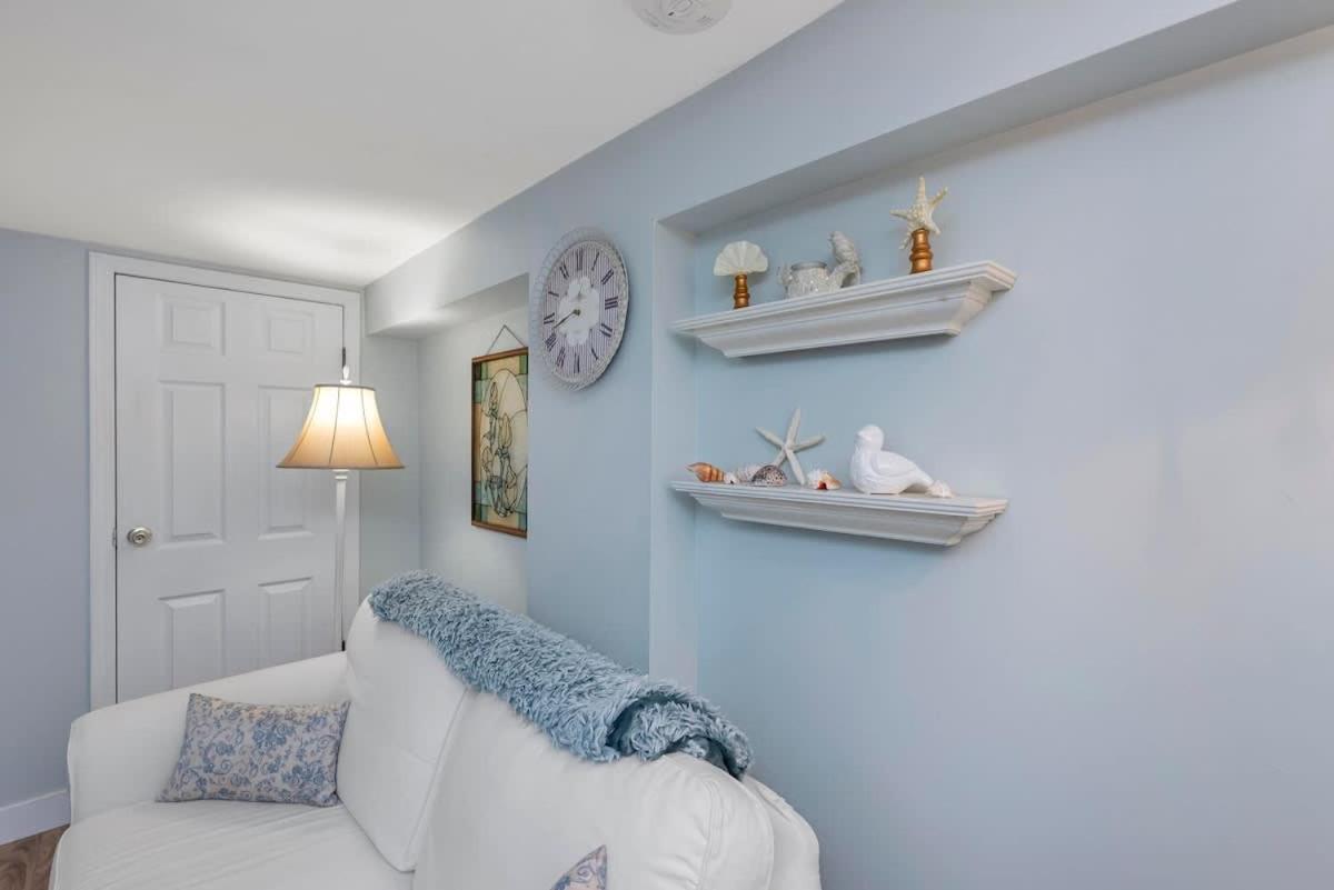 Quaint 1 Bedroom Lower Suite In Victoria, Bc 외부 사진