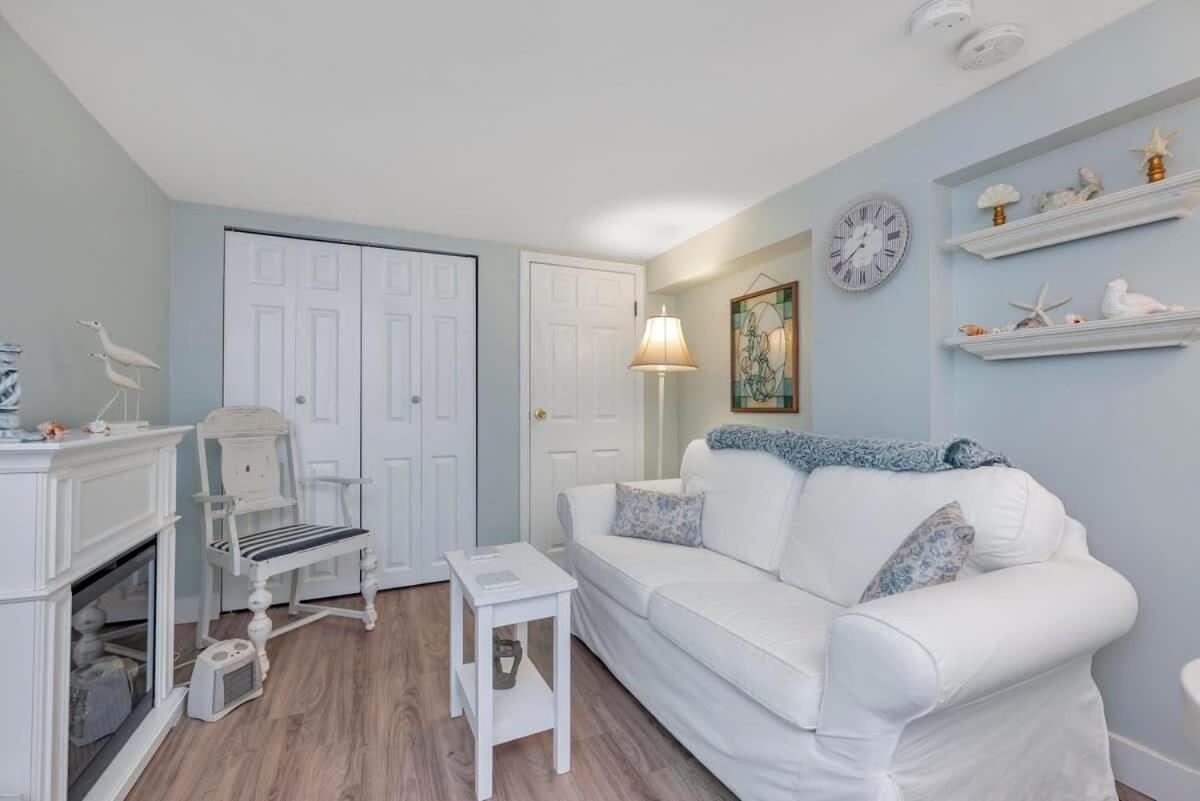 Quaint 1 Bedroom Lower Suite In Victoria, Bc 외부 사진